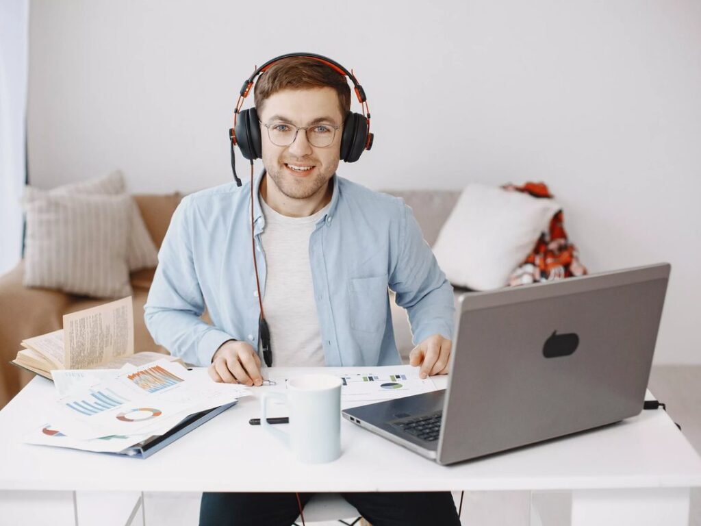Lekcja online: kursant w słuchawkach przy laptopie