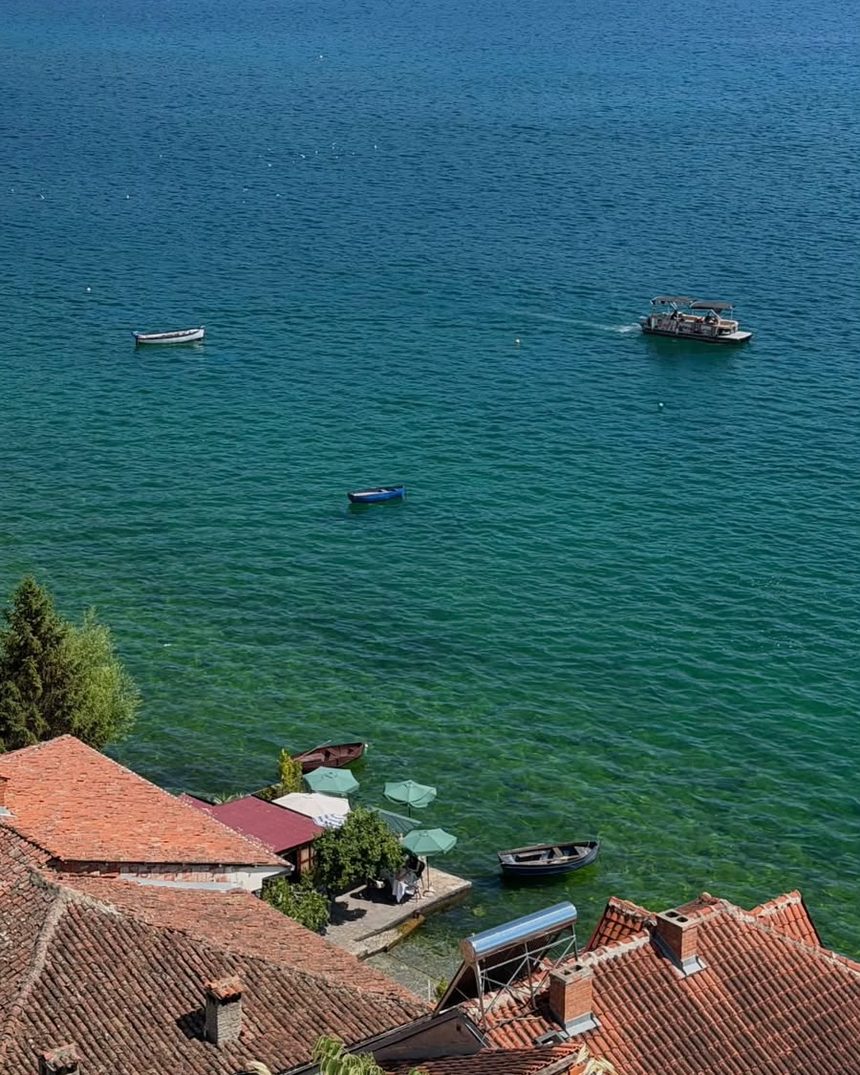 Czerwone dachy nad brzegiem jeziora