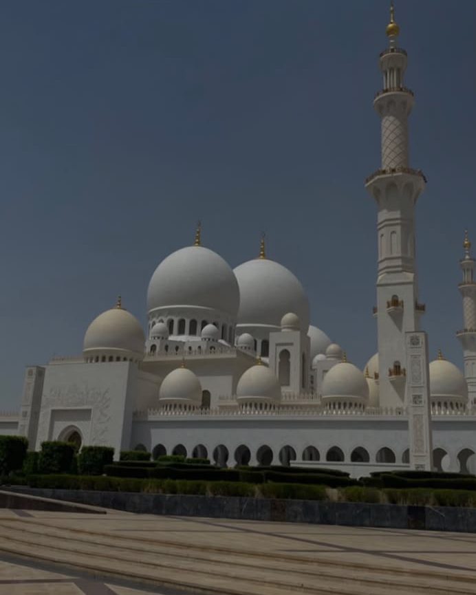 Biały meczet z kopułami i minaretem