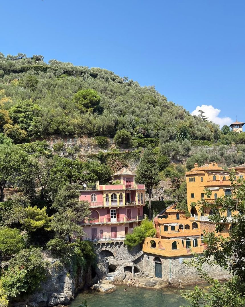 Kolorowe domy nad zatoczką w Portofino