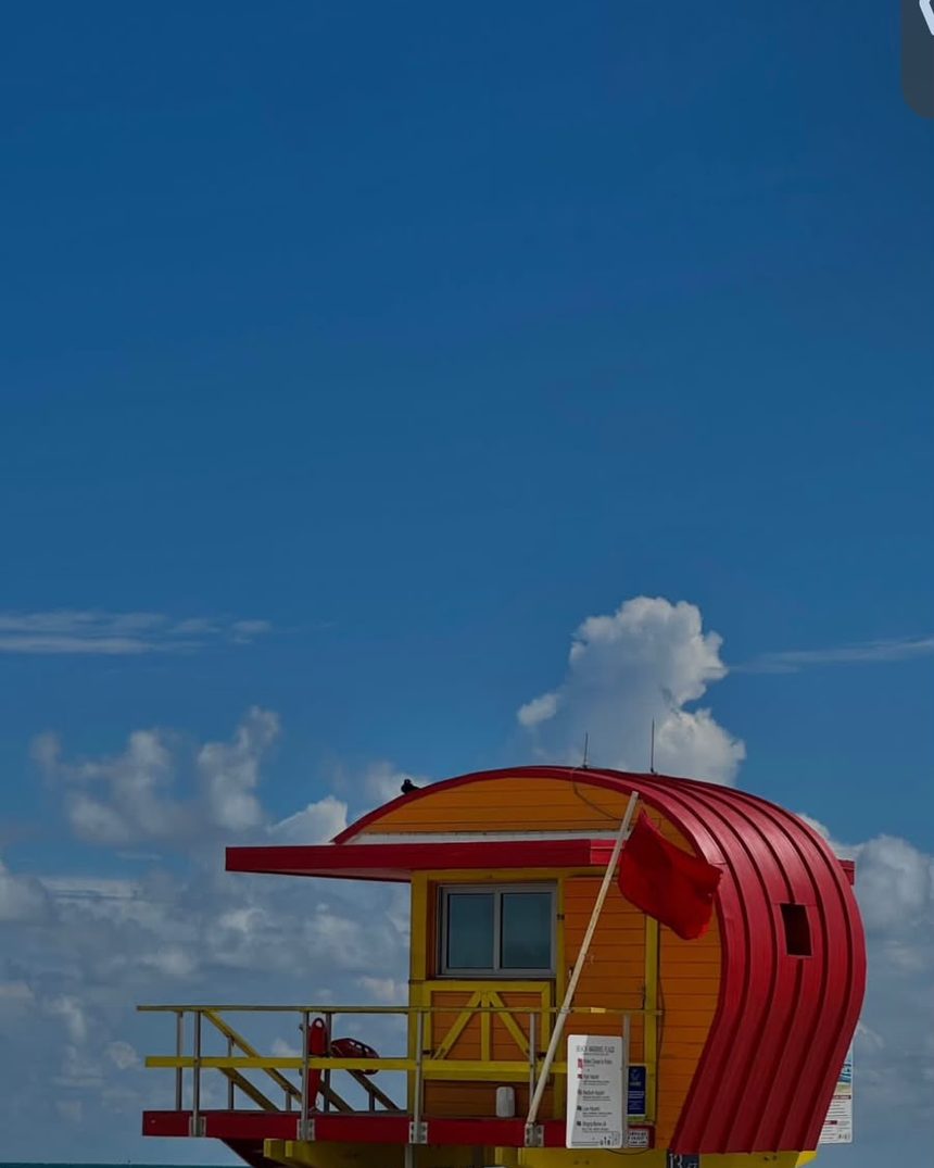 Kolorowa wieża ratownika na plaży w Miami